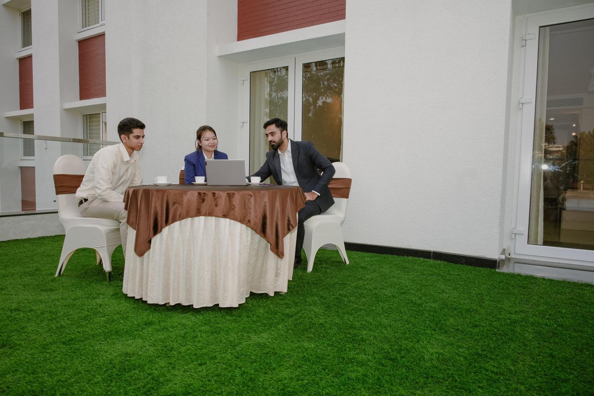 The King'S Meadows Hotel Golhalli Екстериор снимка