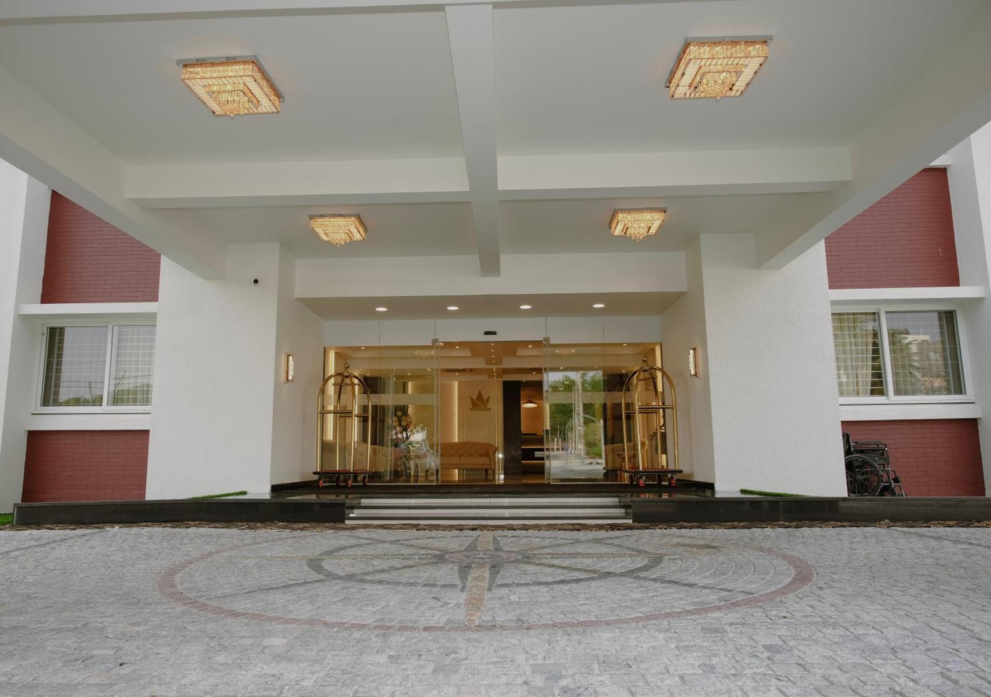 The King'S Meadows Hotel Golhalli Екстериор снимка