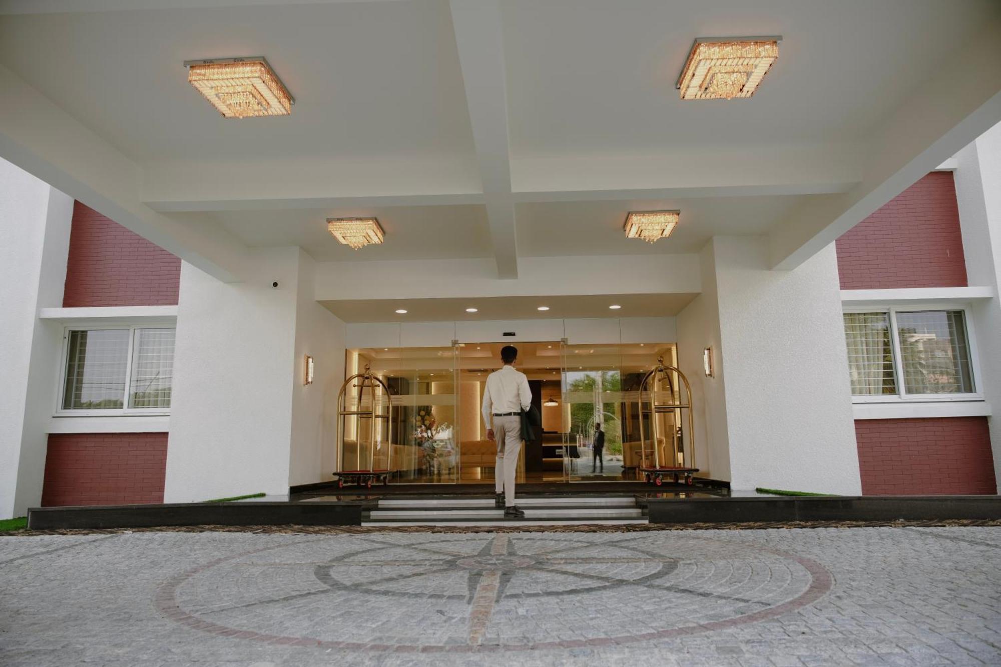 The King'S Meadows Hotel Golhalli Екстериор снимка