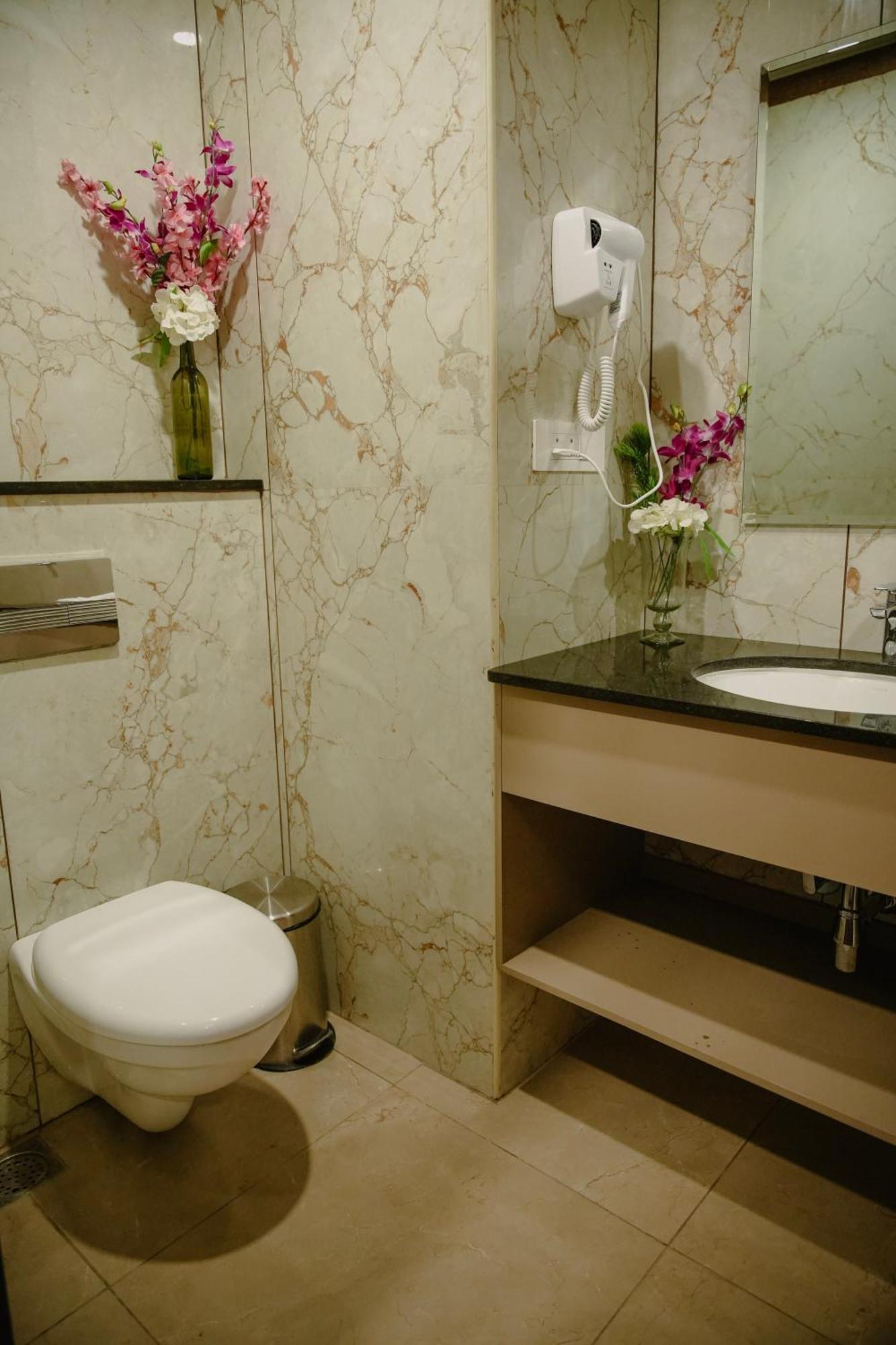 The King'S Meadows Hotel Golhalli Екстериор снимка